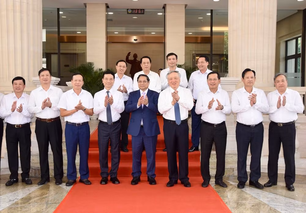 Thủ tướng Phạm Minh Chính chụp ảnh với lãnh đạo Tòa án nhân dân tối cao.