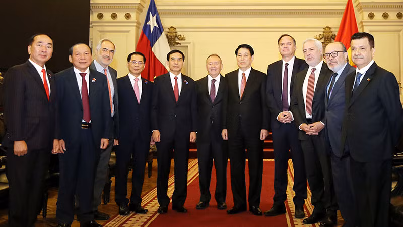 Chủ tịch nước Lương Cường, Chủ tịch Thượng viện Chile José Garcia Ruminot và các đại biểu. (Ảnh XUÂN KỲ)