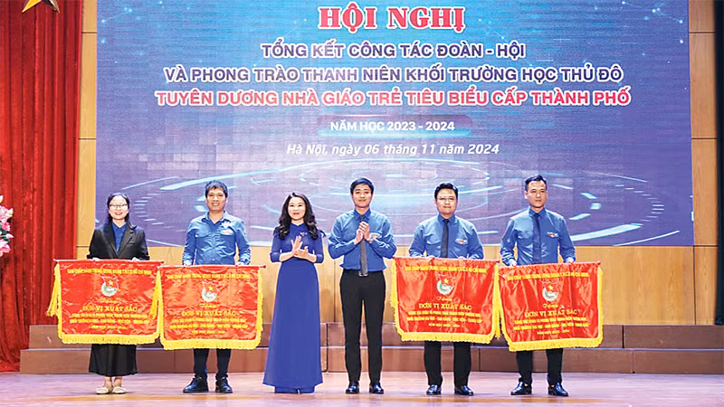 Nhiều cơ sở đoàn thuộc Thành đoàn Hà Nội được Trung ương Đoàn, Trung ương Hội Sinh viên Việt Nam tặng cờ thi đua.