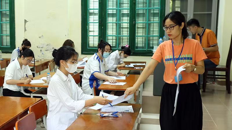 Thí sinh tham dự kỳ thi THPT quốc gia năm 2024 tại điểm thi Trường THPT Chu Văn An, Hà Nội. (Ảnh ĐĂNG ANH)