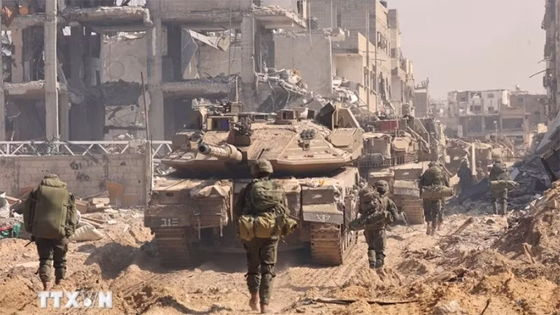 Binh sĩ Israel tiến hành hoạt động quân sự tại thành phố Khan Yunis, Dải Gaza. (Ảnh: THX/TTXVN)