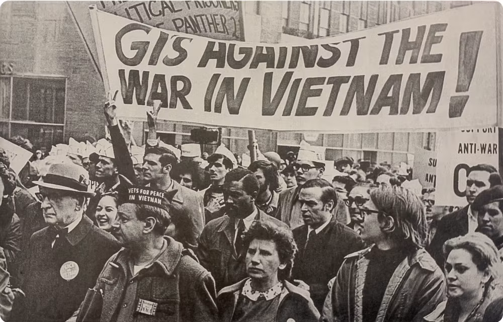Các cựu chiến binh cùng nhân dân Mỹ xuống đường biểu tình chống chiến tranh của Mỹ ở Việt Nam. Nguồn: Hiệp định Paris 1973 - Bước ngoặt tiến tới hòa bình, Nhà xuất bản Thông tấn.