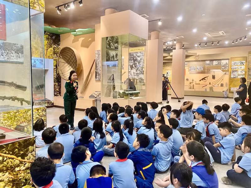 Học sinh Trường tiểu học Ban Mai tham quan bảo tàng (Ảnh: Bảo tàng Đường Hồ Chí Minh)