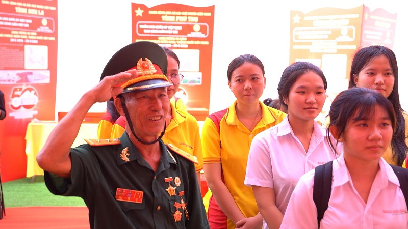 Ông Trần Thế Dũng, cựu chiến sĩ Biệt Động Sài Gòn Gia Định - Dũng sĩ Diệt Mỹ, tham dự triển lãm. Ông Trần Thế Dũng, cựu chiến sĩ Biệt Động Sài Gòn Gia Định - Dũng sĩ Diệt Mỹ, tham dự triển lãm.