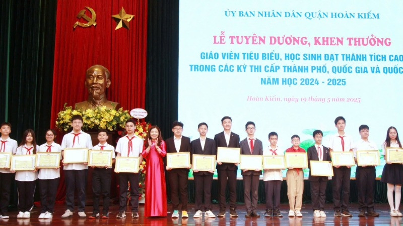 Khen thưởng các học sinh đạt thành tích cao học năm học 2024-2025. Khen thưởng các học sinh đạt thành tích cao học năm học 2024-2025.