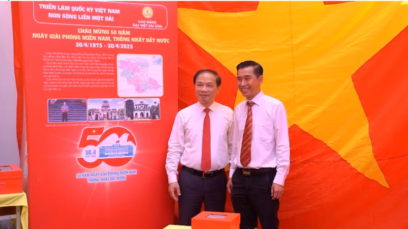 Ông Phạm Tất Thắng, Phó Trưởng Ban Tuyên giáo và Dân vận Trung ương (bên trái) tham dự triển lãm tại trường Cao đẳng Đại Việt Sài Gòn.