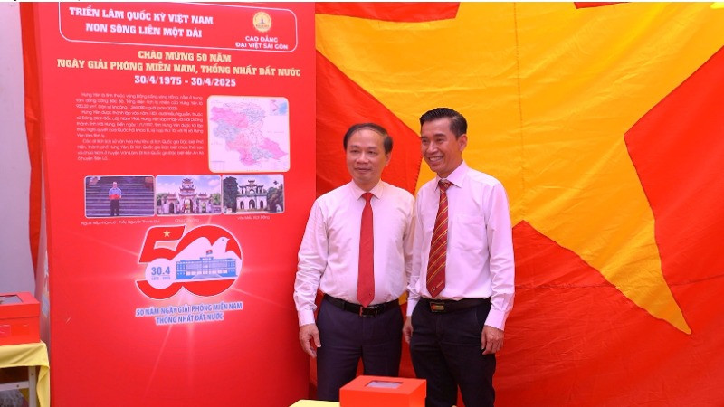 Ông Phạm Tất Thắng, Phó Trưởng Ban Tuyên giáo và Dân vận Trung ương (bên trái) tham dự triển lãm tại trường Cao đẳng Đại Việt Sài Gòn. 