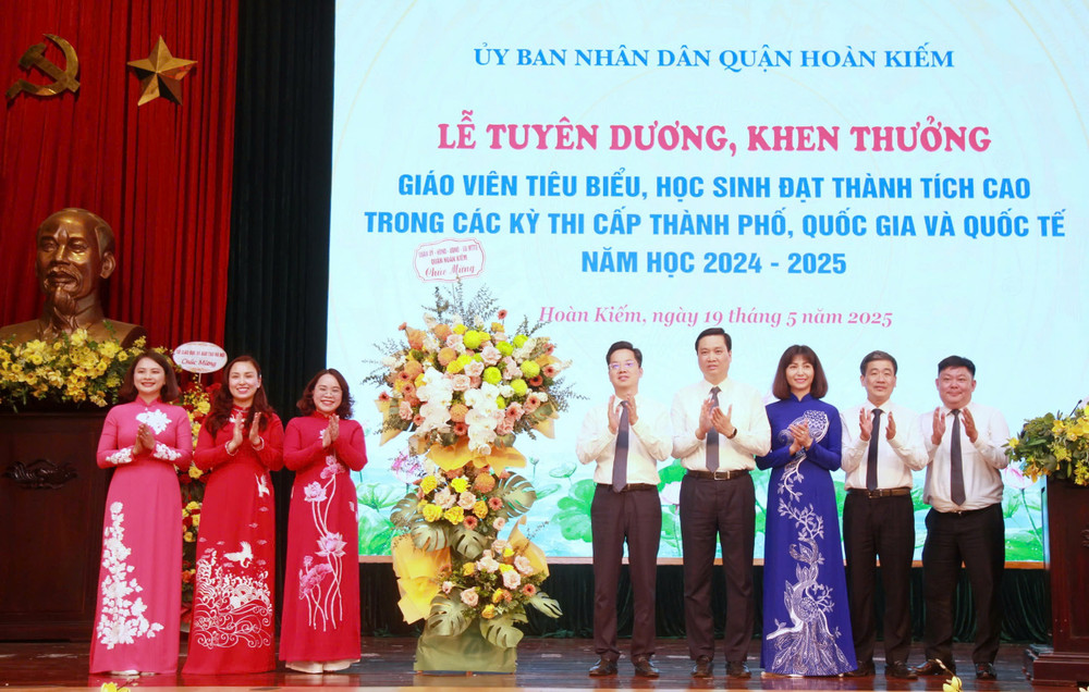 UBND Quận Hoàn Kiếm chúc mừng thành tích của thầy và trò các nhà trường trên địa bàn quận. UBND Quận Hoàn Kiếm chúc mừng thành tích của thầy và trò các nhà trường trên địa bàn quận.