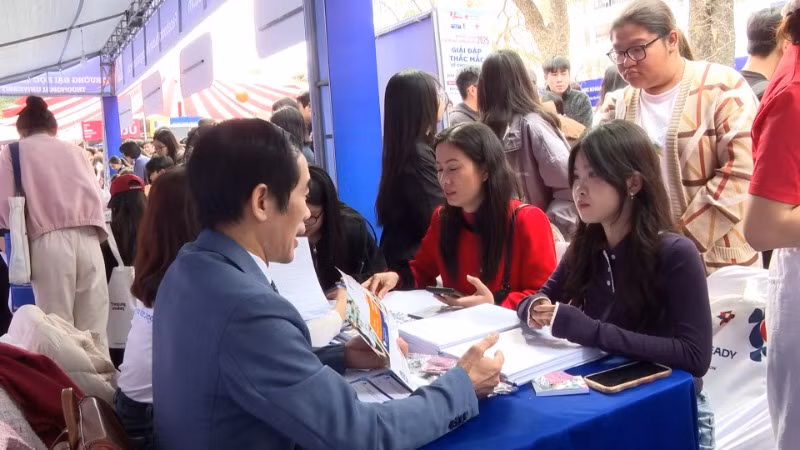 Thí sinh xin tư vấn chọn ngành tại khu vực trường Đại học Thương mại.