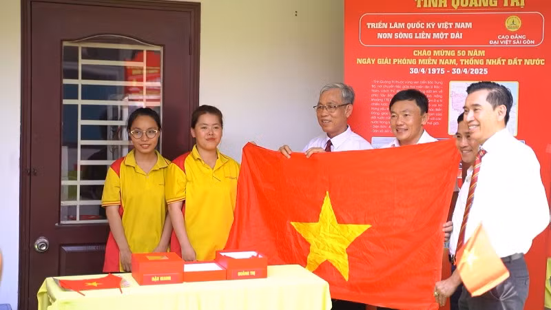 Triển lãm trưng bày gần 150 lá cờ, mỗi lá cờ kể một câu chuyện lịch sử.