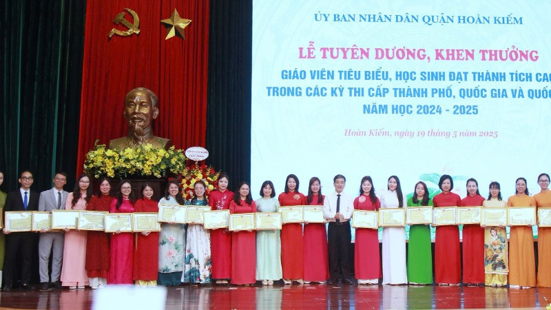 UBND Quận Hoàn Kiếm tặng giấy khen các nhà giáo đạt thành tích xuất sắc trong năm học 2024-2025. UBND Quận Hoàn Kiếm tặng giấy khen các nhà giáo đạt thành tích xuất sắc trong năm học 2024-2025.