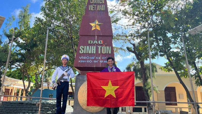Tiến sĩ Lê Lâm và các thầy cô giáo đã đi nhiều nơi để sưu tầm và xin về những lá cờ Tổ quốc. Tiến sĩ Lê Lâm và các thầy cô giáo đã đi nhiều nơi để sưu tầm và xin về những lá cờ Tổ quốc.