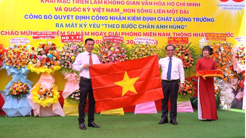 Trường cao đẳng Đại Việt Sài Gòn vinh dự nhận lá cờ do đại diện Bộ Nội Vụ trao tặng. Trường cao đẳng Đại Việt Sài Gòn vinh dự nhận lá cờ do đại diện Bộ Nội Vụ trao tặng.