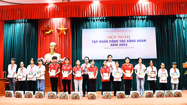 Tặng quà, sách cho học sinh Na Hang vượt khó