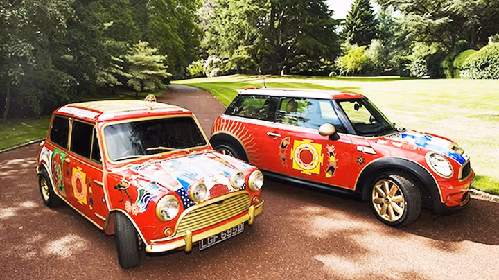 Trưng bày xe Mini Cooper của The Beatles