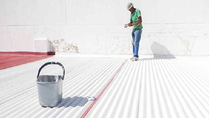 Một mái nhà được phủ vật liệu đặc biệt giúp cản nắng nóng. Ảnh: COOL ROOFS INDONESIA