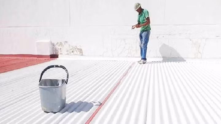 Một mái nhà được phủ vật liệu đặc biệt giúp cản nắng nóng. Ảnh: COOL ROOFS INDONESIA