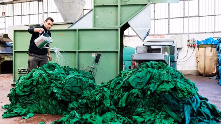 Một cenciaiolo làm công việc tái chế vải. Ảnh: SHUTTER STOCK