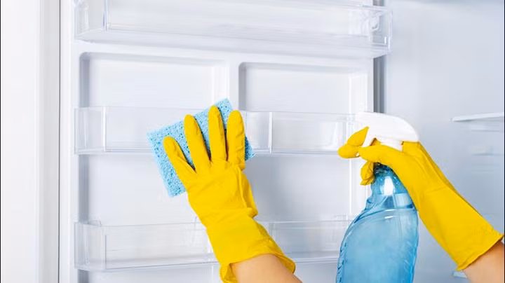 Vệ sinh tủ lạnh định kỳ.