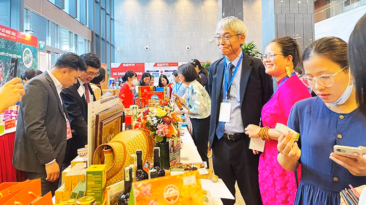 Gian hàng giới thiệu sản phẩm và thế mạnh địa phương.