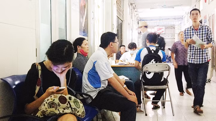 Người dân đến thăm khám tại Bệnh viện Nhiệt đới T.Ư. Ảnh: MINH LÊ