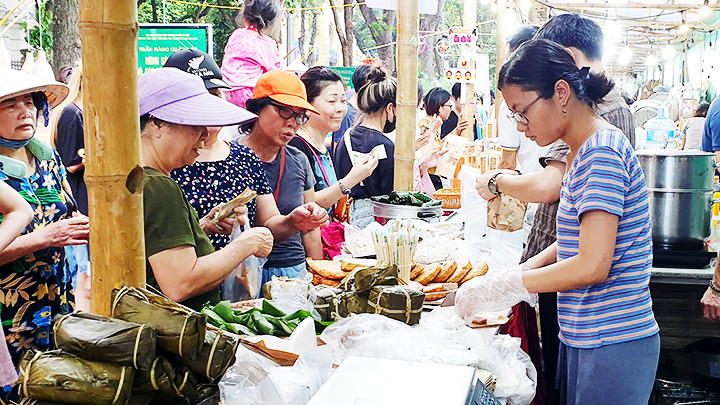 Các hoạt động xúc tiến thương mại nhằm kích cầu tiêu dùng trong nước. Ảnh: NGUYỆT ANH