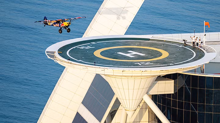 Hạ cánh trên nóc tòa nhà cao hơn 200m