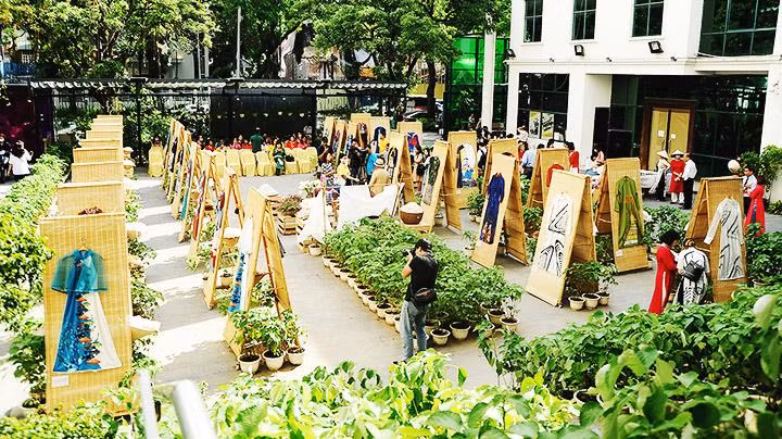 Áo dài trên con đường di sản