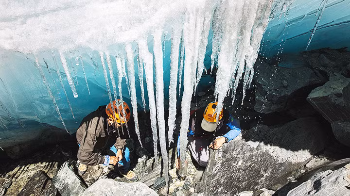 Các nhà nghiên cứu thăm dò sông băng Humboldt. Ảnh: GETTY IMAGES