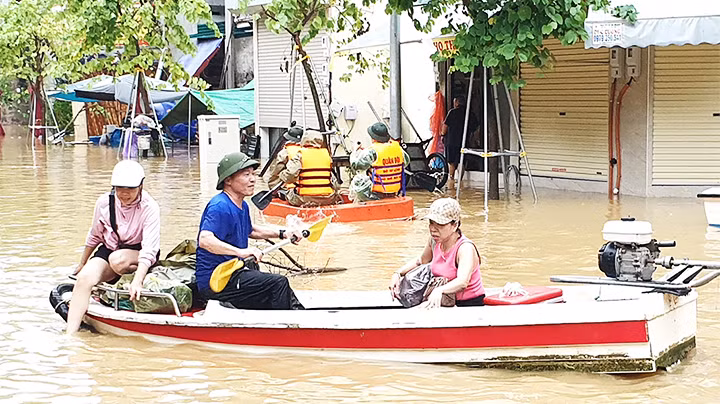 Đưa đón người dân ra khỏi vùng ngập lụt.
