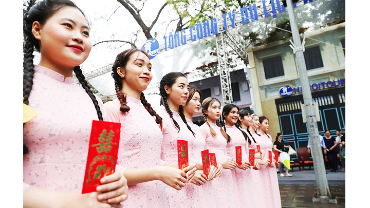 Dàn phù dâu với trang phục và tóc thắt bím, đặc trưng của các cô gái miền bắc những năm 80.