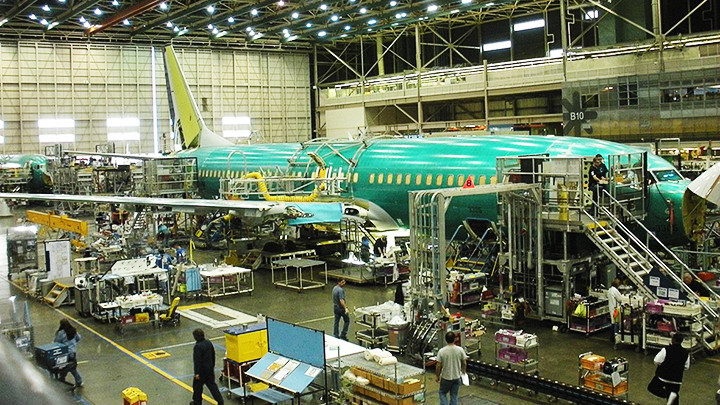 Bên trong nhà máy sản xuất máy bay của Boeing ở Renton. Ảnh: FLIGHT PLAN