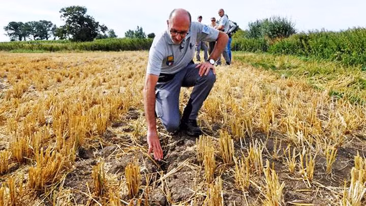Một thành viên CIC đánh giá mức độ hạn hán tại một khu vực của Pháp. Ảnh: LE MONDE