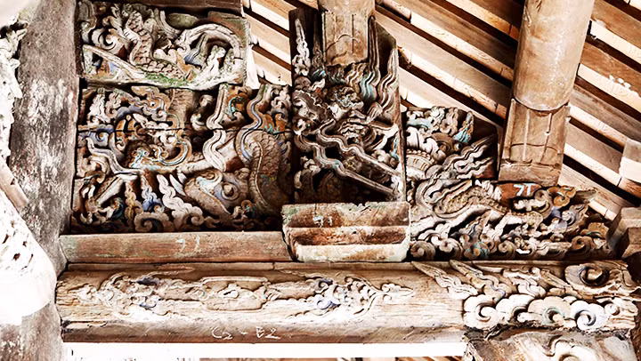 Một mảng chạm khắc ở chùa Đậu.