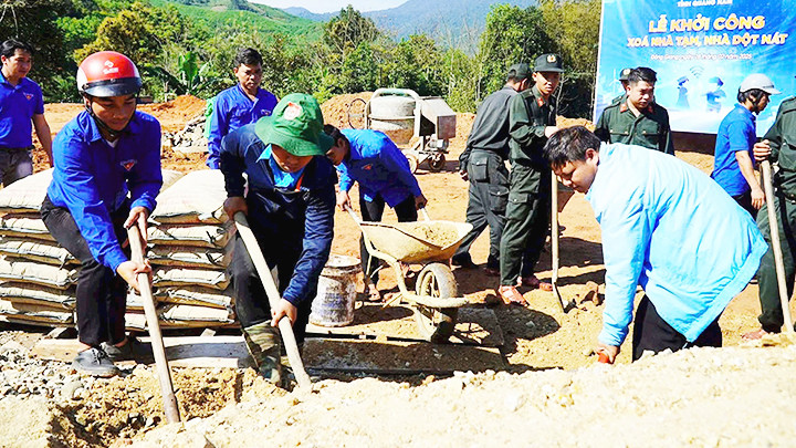 Tuổi trẻ Quảng Nam hỗ trợ người dân xóa nhà tạm, nhà dột nát tại lễ ra quân Tháng Thanh niên năm 2025.