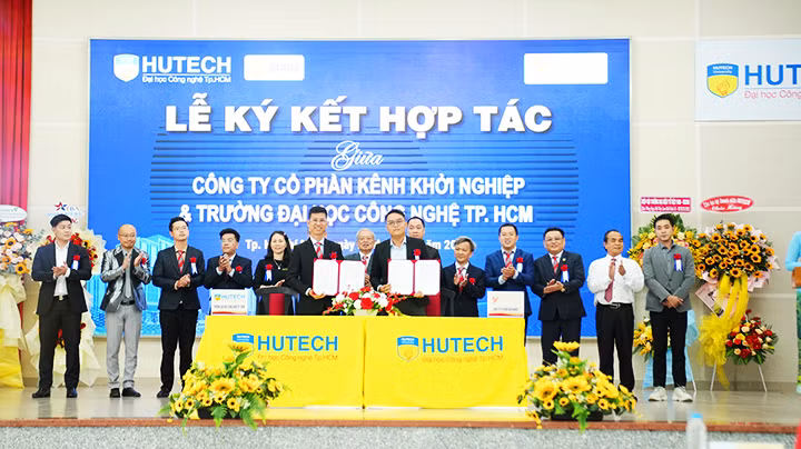 “Ngày hội việc làm khối ngành Kinh tế - HUTECH Career Day 2023”