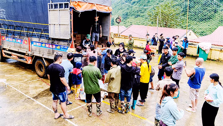 Đồ ủng hộ đến tay bà con xã Yên Lạc (Nguyên Bình, Cao Bằng).