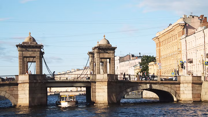 Ở Saint Petersburg, mỗi cây cầu là một tác phẩm kiến trúc độc đáo. Ở Saint Petersburg, mỗi cây cầu là một tác phẩm kiến trúc độc đáo.
