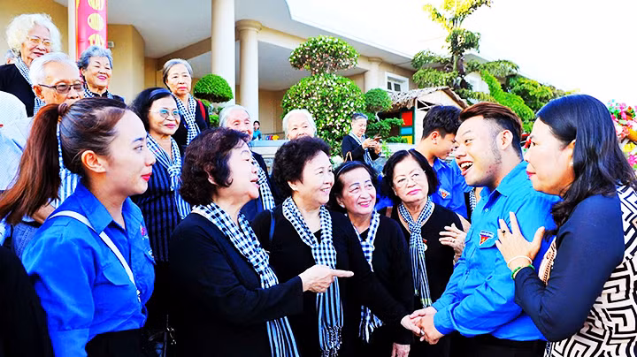 Thanh niên Việt Nam hôm nay tự hào về truyền thống cách mạng của thế hệ đi trước.