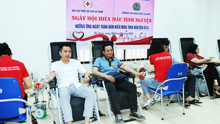 Các tình nguyện viên tích cực hưởng ứng Ngày toàn dân hiến máu tình nguyện 7/4.