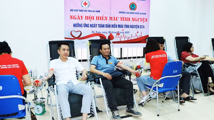 Các tình nguyện viên tích cực hưởng ứng Ngày toàn dân hiến máu tình nguyện 7/4.