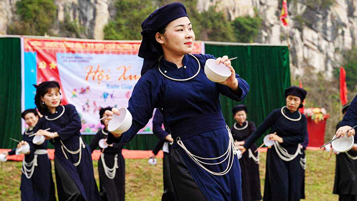 Trình diễn múa bát tại lễ hội ở Bắc Kạn.