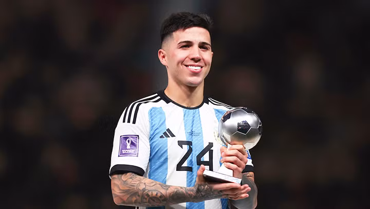 Chelsea mua Enzo Fernandez giá kỷ lục
