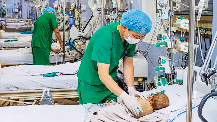 Chăm sóc ca bệnh tay chân miệng tại Bệnh viện Nhi T.Ư.