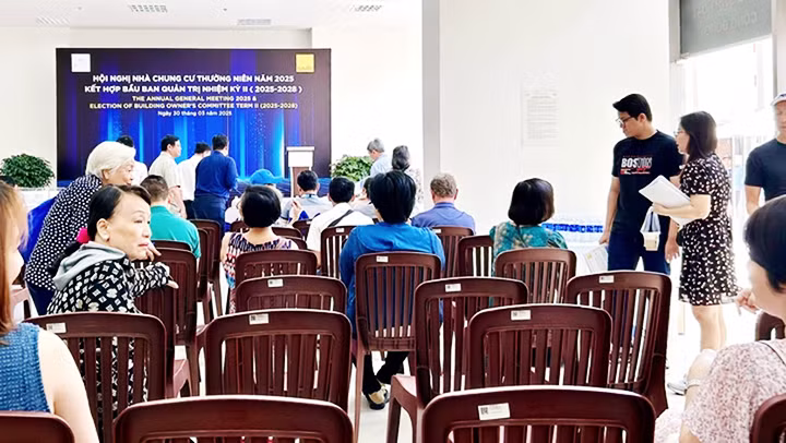 Người dân tìm hiểu các thông tin của ban quản lý tại một chung cư ở TP Hồ Chí Minh. Ảnh: T.T.D