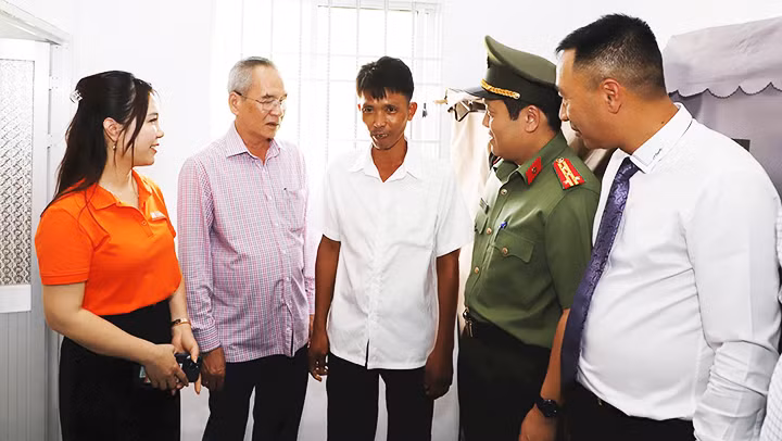 Lãnh đạo Bộ Công an, lãnh đạo tỉnh Bạc Liêu cùng đại diện Tập đoàn T&T Group và Ngân hàng SHB thăm hỏi, trao nhà cho hộ gia đình anh Nguyễn Văn Bi.