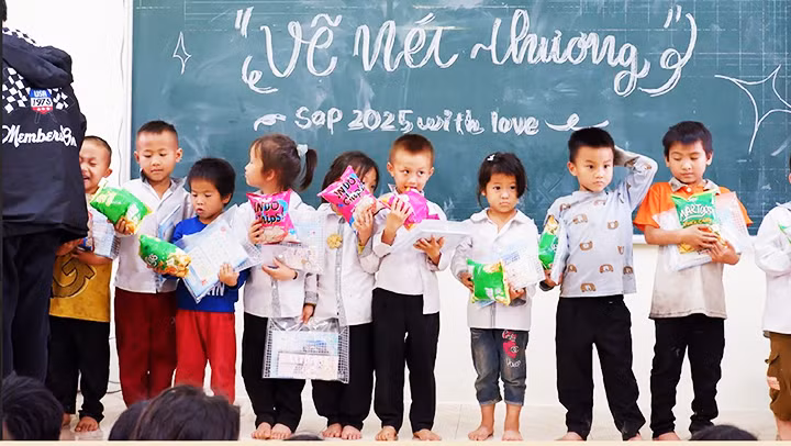 Nhiều phần quà đã được trao đến các em nhỏ.