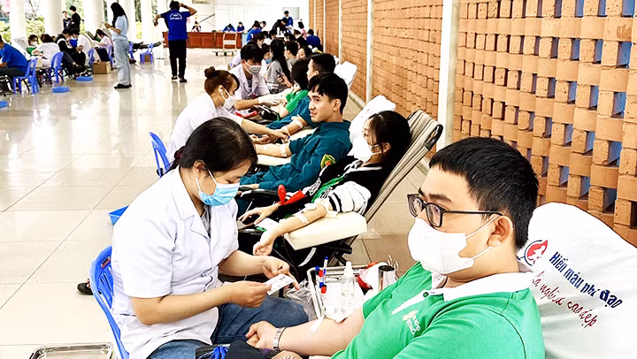 Sinh viên tham gia hiến máu tại ngày hội hiến máu tình nguyện “Chủ nhật Đỏ”.