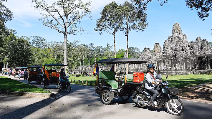 Số lượng nữ lái xe tuk-tuk ngày càng nhiều tại Campuchia. Ảnh: AFP