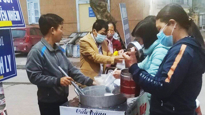 Nồi cháo của ông Tuấn đến với người bệnh khó khăn tại Bệnh viện đa khoa Sơn Tây.